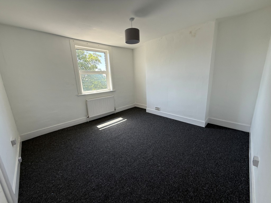 Lot: 114 - WELL-PRESENTED FLAT - Living room